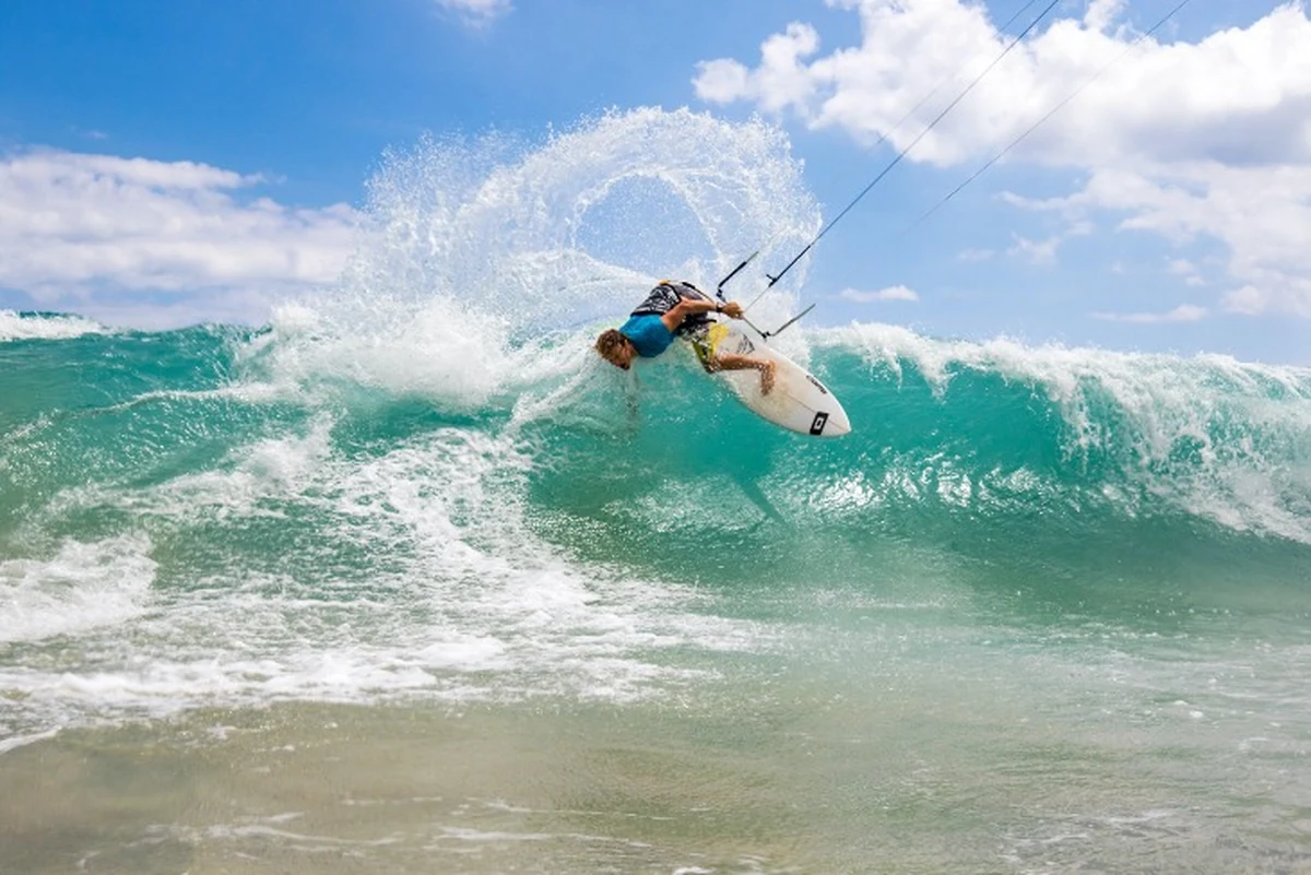 Türkiye’de sörf yapılacak yerler arasında teknik koşullarıyla bilinen Kilyos’ta, turkuaz dalgaların üzerinde ilerleyen bir kitesurfçü.