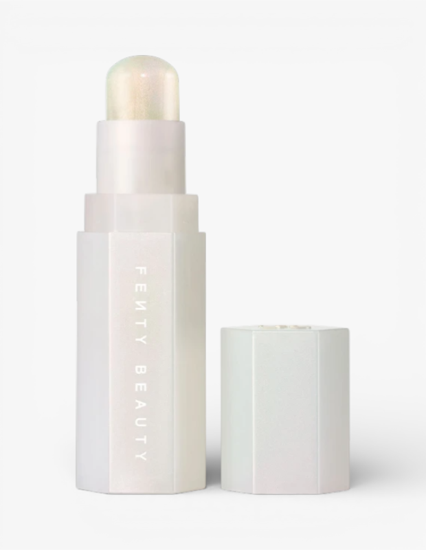 Marka Adı: Fenty Beauty
Ürün Cinsiyeti: Belirtilmemiş
Ürün Tipi: Aydınlatıcı stick
Ürün Sezonsallığı: Her mevsim
Ürün Çeşidi: Aydınlatıcı (Purrrl tonu)
Ürün Özellikleri:
Bu Fenty Beauty aydınlatıcı stick, sedefli beyaz renkteki şık ve altıgen ambalajında sunulan, ciltte doğal, yumuşak ve filtrelenmiş bir ışıltı bırakan krem formunda bir üründür. Cilde ikinci bir ten hissi verirken, yoğun simli bitişler yerine satenimsi ve ince dokulu bir yansıma sunarak Blur Glow trendine uygun, abartısız bir parlaklık sağlar. Yüzün yüksek noktalarına kolayca uygulanabilen yapısıyla cildin nemli ve canlı görünümünü destekler.
Öne Çıkan Detaylar:
- Pratik stick formatı sayesinde kolay ve hızlı uygulama imkanı sunar.
- Sedefli beyaz renkte, modern ve altıgen tasarımlı şık ambalaja sahiptir.
- Ciltte doğal, yumuşak ve satenimsi bir ışıltı bırakan ince dokulu formüle sahiptir.
Kimler Kullanıyor?: Doğal, rafine ve abartıdan uzak bir ışıltı arayışında olan, modern güzellik trendlerini takip eden ve makyaj rutinlerinde ciltle bütünleşen ürünleri tercih eden herkes bu aydınlatıcı sticki kullanabilir. Cildinin sağlıklı, nemli ve canlı görünmesini önemseyen, aynı zamanda yüz hatlarına stratejik ve zarif bir parlaklık katmak isteyen kişiler için idealdir. Günlük kullanımda taze bir görünüm, özel günlerde ise sofistike bir dokunuş arayan güzellik meraklıları tarafından tercih edilmektedir.