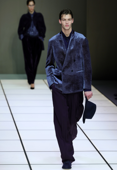 Giorgio Armani 2026 erkek moda haftası lacivert kadife kruvaze ceket, koyu tonlarda oversize pantolon ve şapka detaylı defile stili.