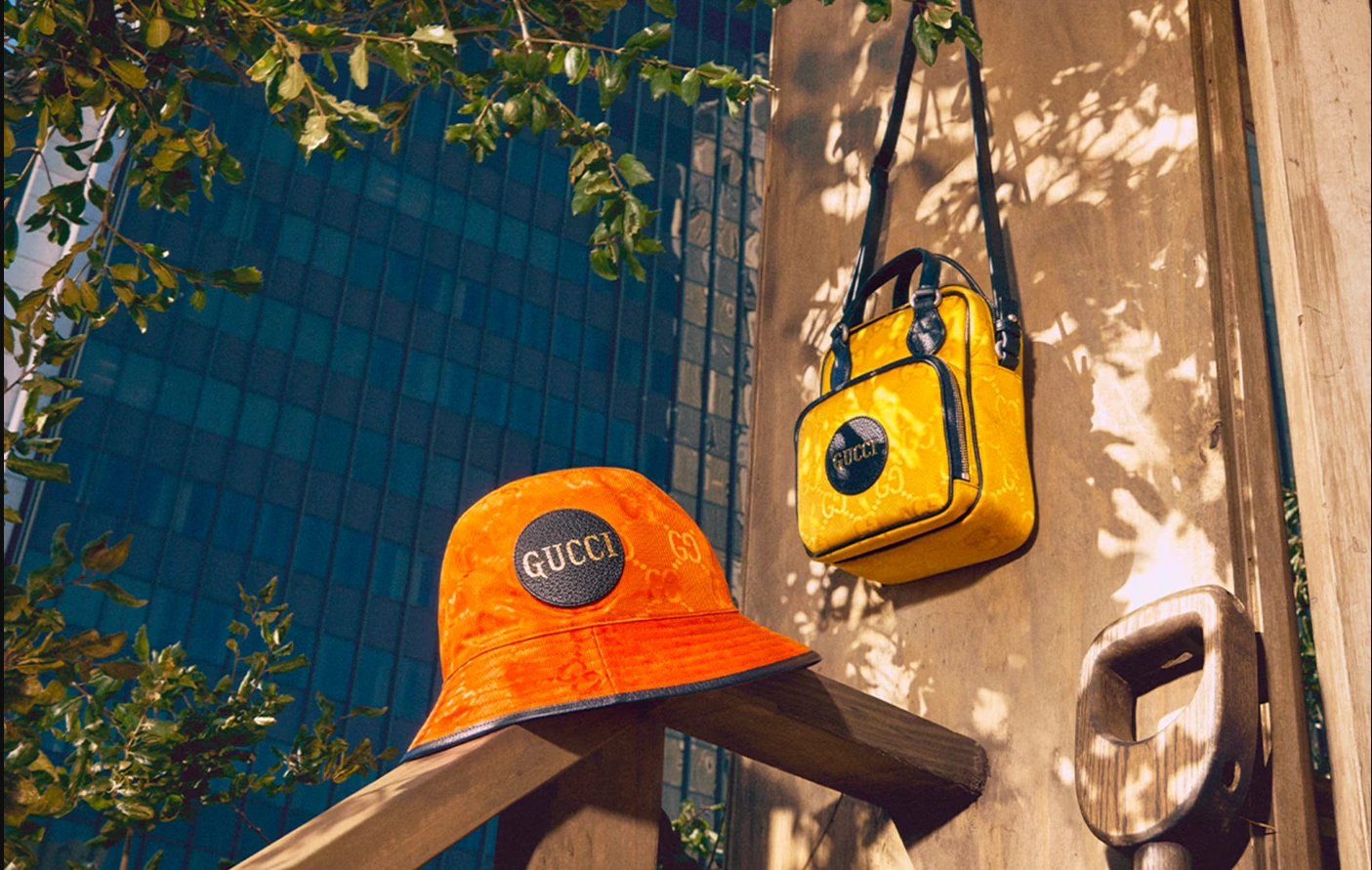 Gucci Off The Grid koleksiyonundan turuncu bucket şapka ve sarı çanta; geri dönüştürülmüş materyaller ve sürdürülebilir lüks aksesuarlar.