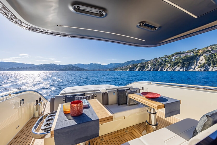 Invictus Yacht TT460 Shell Edition güverte tasarımı, yemek masası