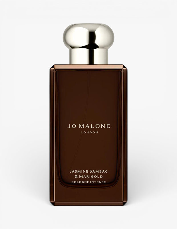 Marka Adı: Jo Malone
Ürün Cinsiyeti: Belirtilmemiş
Ürün Tipi: Yoğun Kolonya
Ürün Sezonsallığı: Belirtilmemiş
Ürün Çeşidi: Yasemin Sambac ve Kadife Çiçeği Kokulu Yoğun Kolonya
Ürün Özellikleri: Bu Jo Malone London Yoğun Kolonya, zarif ve derin bir koku deneyimi sunan yasemin sambac ve kadife çiçeği notalarını bir araya getirir. Ürün, koyu kahverengi veya amber rengi, şık, köşeli cam bir şişede yer alır ve parlak, gümüş renkli, yuvarlak metal bir kapakla tamamlanır. Cologne Intense formülasyonu, kokunun kalıcılığını ve yoğunluğunu artırarak kullanıcısına sofistike bir aura katmayı amaçlar.
Öne Çıkan Detaylar:
- Yoğun ve kalıcı koku sunan Cologne Intense formülasyonu.
- Yasemin sambac ve kadife çiçeği notalarının özgün ve zengin harmanı.
- Koyu renk cam ve parlak metal kapak ile minimalist ve lüks şişe tasarımı.
Kimler Kullanıyor?: Doğal güzelliği ve rafine tarzı benimseyen, kendine has bir imza koku arayan, tenle uyumlu ve etkileyici bir koku deneyimi tercih eden kişiler bu ürünü severek kullanır. Geleneksel güzellik algısının ötesinde, zarif ve incelikli detaylara önem veren, her ortamda sofistike ve özgün bir duruş sergilemek isteyen bireylerin seçimi olabilir. Kokuya verdiği değerle kişisel stilini tamamlayan, hem gündüz hem de akşam kullanıma uygun, çok yönlü ve unutulmaz bir etki yaratmak isteyen herkes için idealdir.