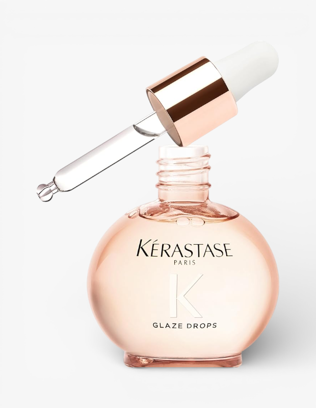 Marka Adı: Kerastase
Ürün Cinsiyeti: Belirtilmemiş
Ürün Tipi: Saç Serumu
Ürün Sezonsallığı: Belirtilmemiş
Ürün Çeşidi: Saç Bakım ve Parlatıcı Serum
Ürün Özellikleri: Bu ürün, saçlar için özel olarak tasarlanmış, hafif dokulu bir serumdur. Şeffaf, hafif şeftali tonlarında küresel bir cam şişede sunulur ve hassas uygulama sağlayan gül altın rengi ve beyaz detaylara sahip damlalıklı bir aplikatöre sahiptir. İçeriği açık renkli, berrak bir sıvıdır ve saçlarda ağırlık yapmadan doğal bir ışıltı, pürüzsüzlük ve sağlıklı bir görünüm kazandırmak amacıyla formüle edilmiştir. Saçın elektriklenmesini azaltmaya yardımcı olarak yumuşak ve doğal bir parlaklık sağlar.
Öne Çıkan Detaylar:
- Hassas ve kontrollü uygulama sağlayan damlalıklı tasarıma sahiptir.
- Şeffaf, hafif şeftali tonlarındaki küresel cam şişesi ve gül altın detaylı şık bir görünüme sahiptir.
- Saçı ağırlaştırmadan doğal bir parlaklık kazandıran ve elektriklenmeyi azaltmaya yardımcı olan hafif formüllü bir serumdur.
Kimler Kullanıyor?: Saçlarında doğal bir ışıltı, pürüzsüzlük ve sağlıklı bir görünüm arayan herkes bu ürünü tercih edebilir. Saçlarının ağırlaşmadan, elektriklenmeden ve yumuşak bir dokuya sahip olmasını isteyen, abartıdan uzak, kontrollü ve stratejik bir parlaklık trendini benimseyen kişiler tarafından kullanılabilir. Günlük saç bakım rutinlerine hafif ve etkili bir dokunuş katmak isteyenler için uygundur.