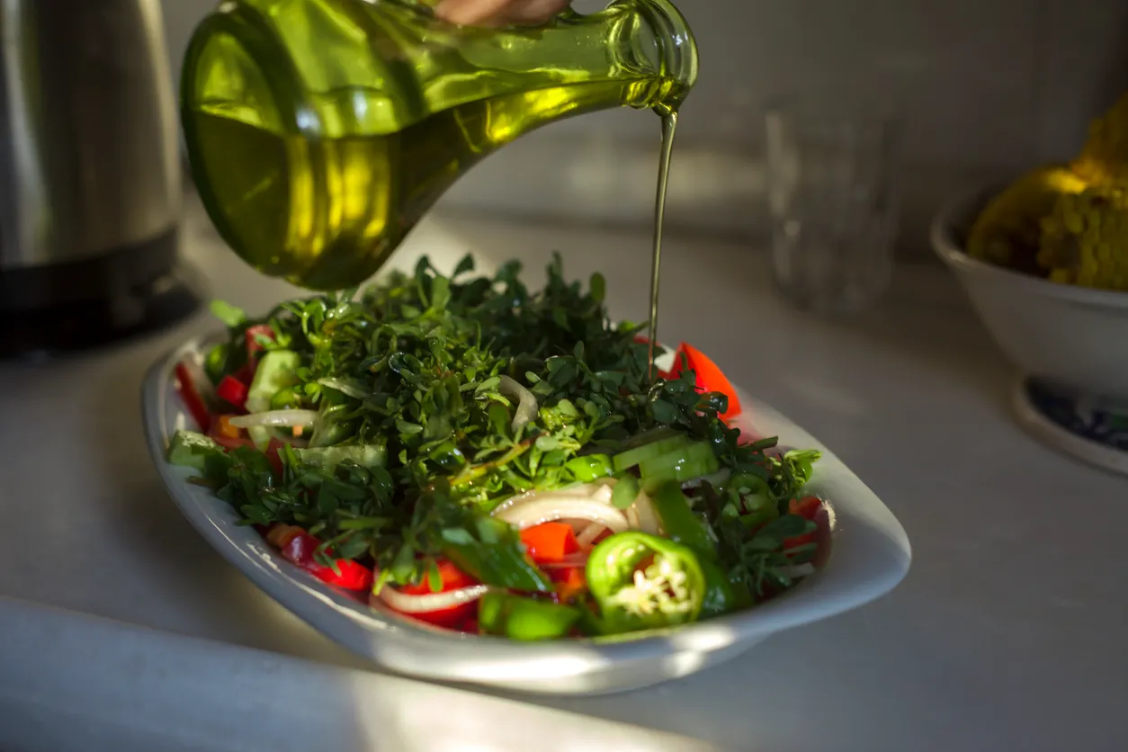 Bitkisel beslenme düzeniyle kreatin alımı arasındaki ilişkiyi temsil eden vegan beslenme temalı görsel