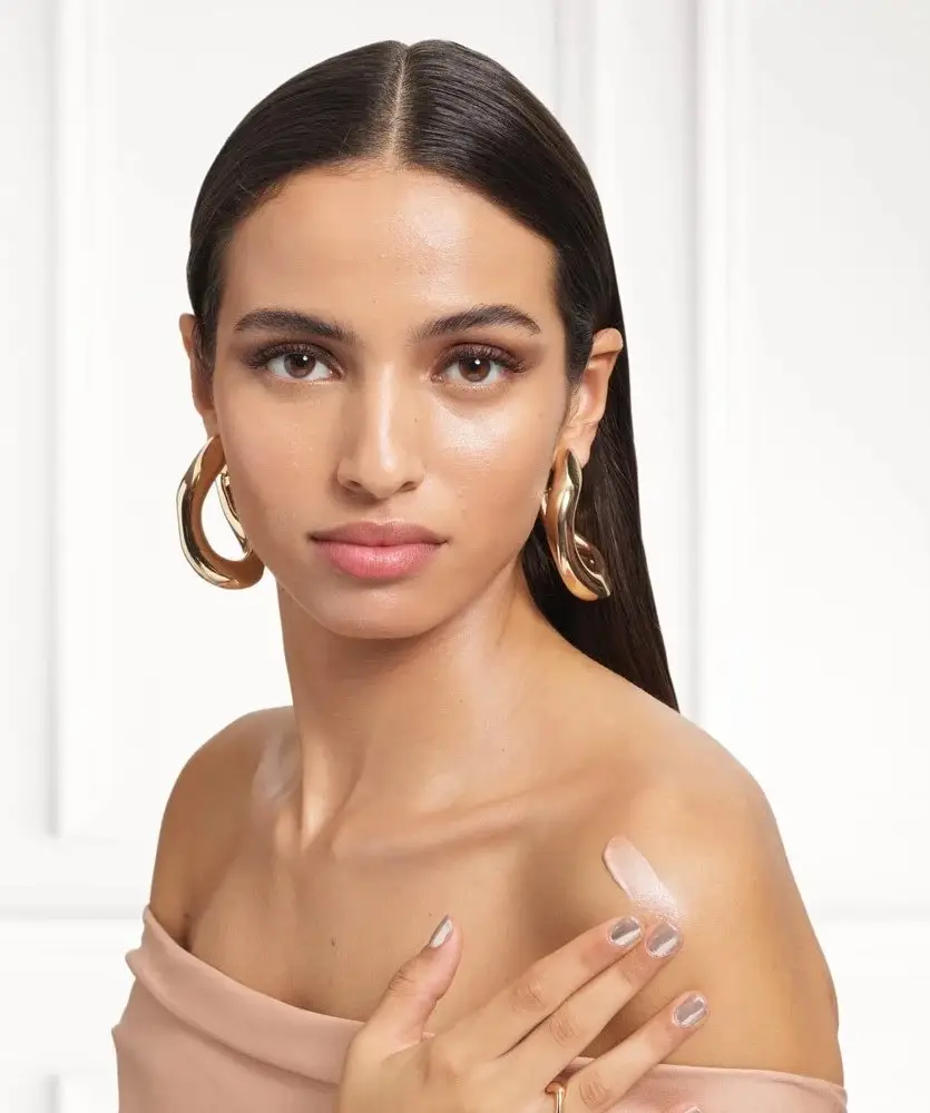 L'Oreal Paris'in Glotion ürününü omuzuna uygulayan kadın görseli