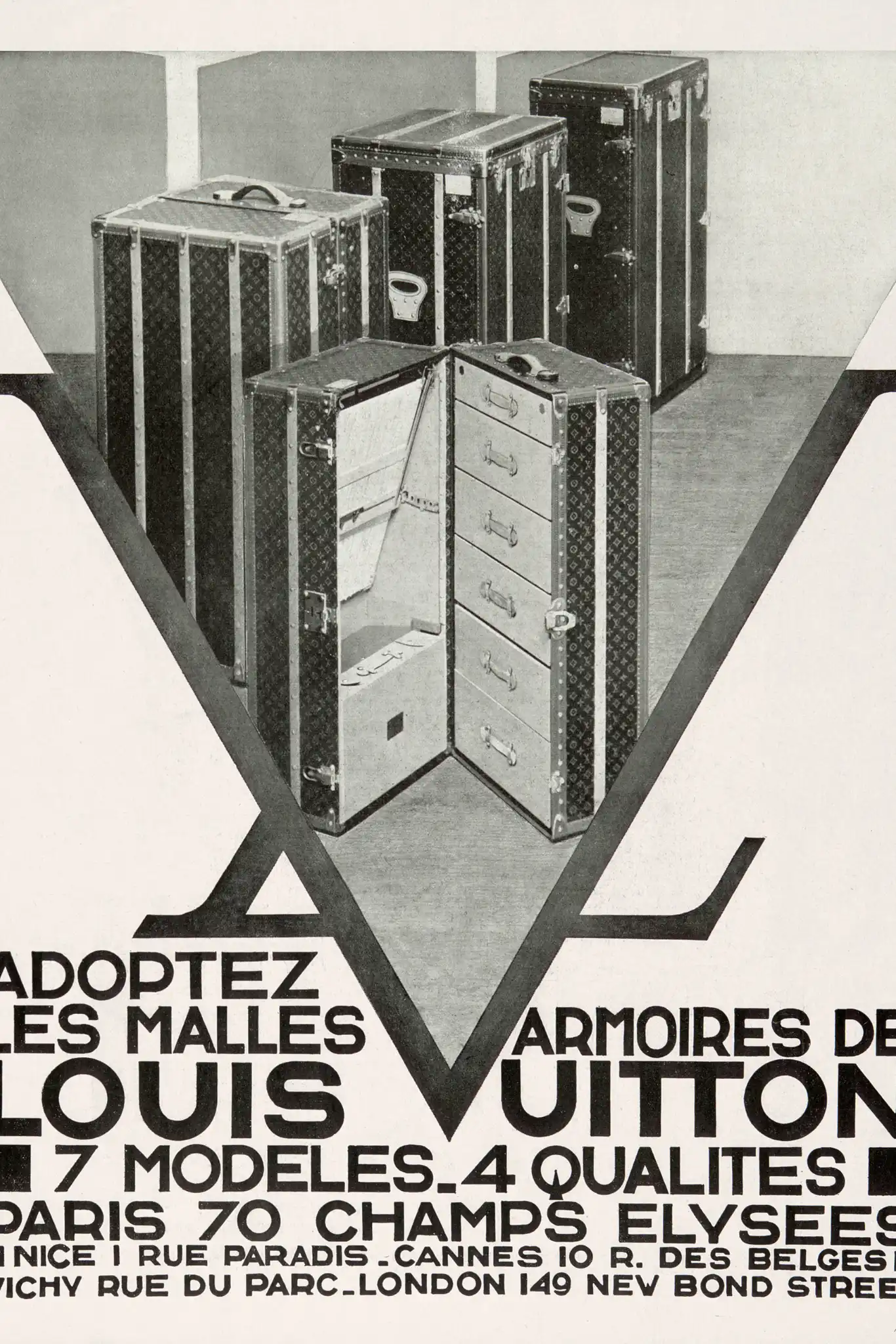 Siyah beyaz yaklaşık 1907 tarihli reklam posterinde, Louis Vuitton Monogram desenli çeşitli sandıklar, ortada açık çekmeceli bir sandık ve büyük bir LV logosu markanın 130 yıllık zengin seyahat geleneğini vurguluyor.