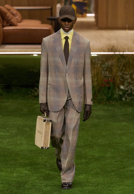 Louis Vuitton 2026 Sonbahar/Kış erkek defilesinde ekose takım elbise, sarı gömlek ve elde kutu çanta detayı.