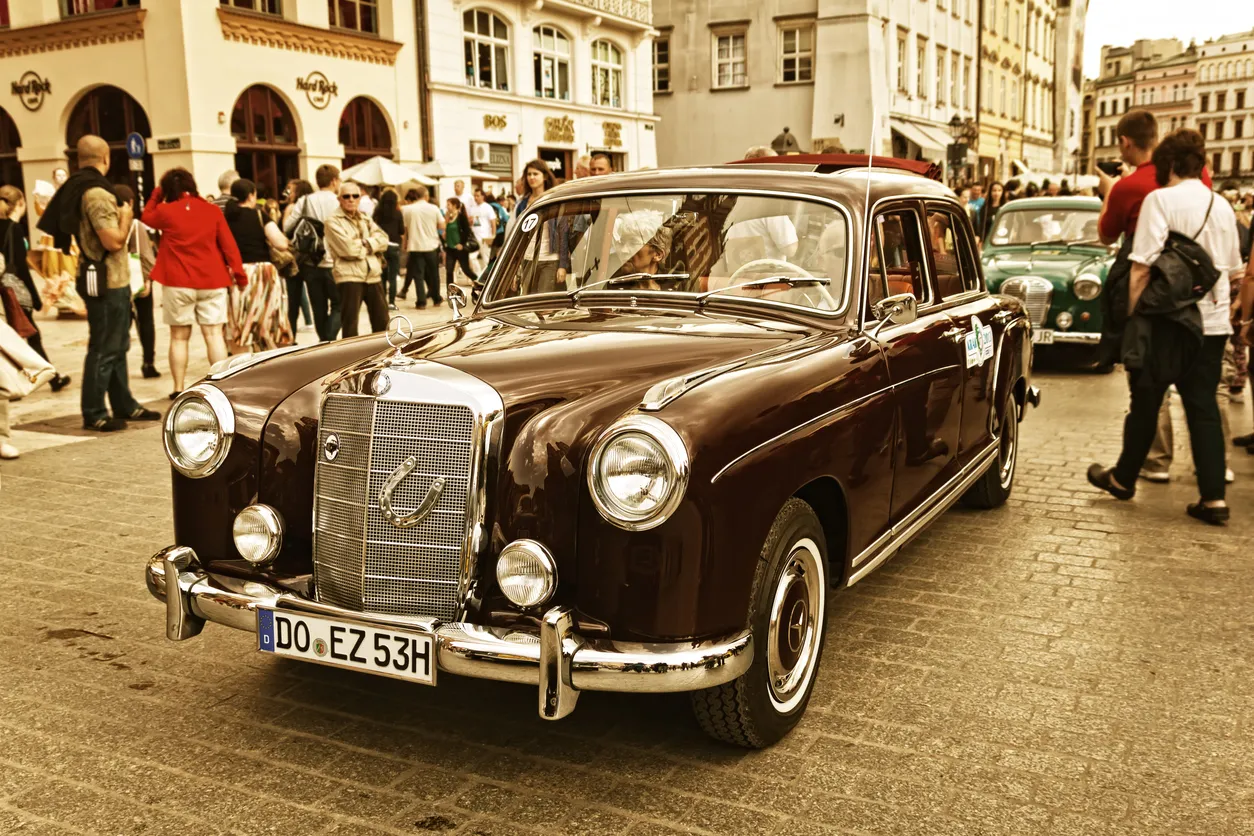 1954–1959 yılları arasında üretilen Mercedes-Benz Type 180a Ponton, Krakow’da düzenlenen klasik otomobil rallisinde sergilenirken görülüyor.