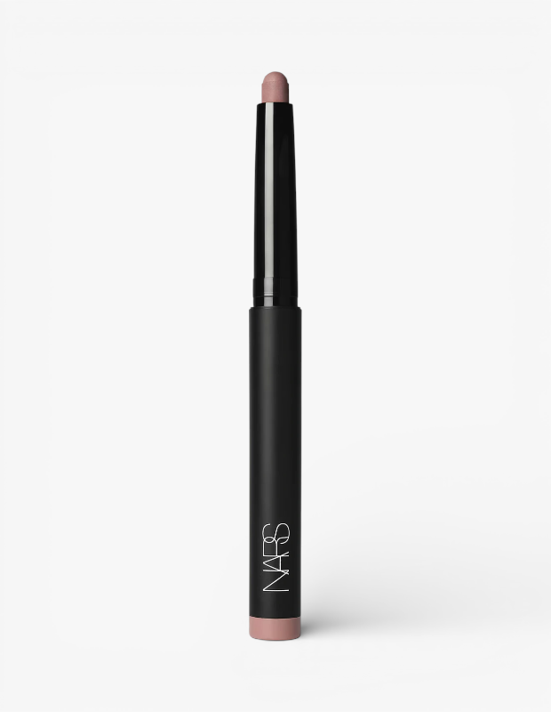 Marka Adı: Nars
Ürün Cinsiyeti: Belirtilmemiş
Ürün Tipi: Göz farı (Stick formunda)
Ürün Sezonsallığı: Belirtilmemiş
Ürün Çeşidi: Stick göz farı (Işıltılı, açık pembe/bej tonunda)
Ürün Özellikleri: Nars Total Seduction Eyeshadow, mat siyah renkli, zarif ve ince bir stick ambalaja sahip pratik bir göz farıdır. Dönebilen mekanizması sayesinde ürün ucu kolayca açılıp kapanabilir, bu da hijyenik ve kullanışlı bir deneyim sunar. Görünen açık pembe/bej tonu, göz kapaklarında yumuşak ve ışıltılı bir bitiş sağlayarak doğal bir parlaklık yaratır. Kremsi yapısı, parmakla kolayca dağıtılarak istenen yoğunlukta ve filtrelenmiş bir görünüm elde edilmesine olanak tanır.
Öne Çıkan Detaylar:
- Pratik stick formu sayesinde kolay ve hızlı uygulama
- Yumuşak, ışıltılı ve doğal bir bitiş sağlayan kremsi yapı
- Mat siyah ambalajı ve dönebilen mekanizması ile kullanışlı tasarım
Kimler Kullanıyor?: Doğal ve zahmetsiz bir güzellik anlayışını benimseyen, makyaj rutininde pratikliğe önem veren, göz kapaklarında abartısız ve filtrelenmiş bir ışıltı arayan kişiler bu ürünü tercih edebilir. Özellikle yumuşak geçişlerle bakışlarına derinlik katmak isteyen ve gün içinde makyajını tazelemekten hoşlanan bireyler için idealdir.