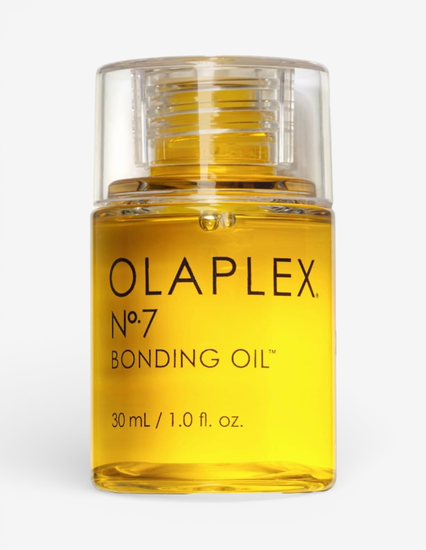 Marka Adı: Olaplex
Ürün Cinsiyeti: Belirtilmemiş
Ürün Tipi: Saç Bakım Yağı
Ürün Sezonsallığı: Belirtilmemiş
Ürün Çeşidi: Bağ güçlendirici saç bakım yağı
Ürün Özellikleri: Olaplex Nº.7 Bonding Oil, şeffaf cam şişesinde sunulan, 30 ml / 1.0 fl. oz. hacimli, parlak altın sarısı renkte yoğun bir saç bakım yağıdır. Minimalist ve modern bir tasarıma sahip olan bu ürün, saç bağlarını güçlendirmeye, saçı beslemeye ve parlak bir bitiş sağlamaya yönelik özel bir formüle sahiptir. İçeriğindeki bağ güçlendirici teknoloji sayesinde saç tellerini onarmayı ve sağlıklı bir görünüm kazandırmayı amaçlar. Kompakt boyutuyla kolayca taşınabilir ve pratik kullanım sunar.
Öne Çıkan Detaylar:
- Saç bağlarını güçlendiren özel Bonding Oil formülü
- Saça yoğun parlaklık ve besleyici bakım sağlama
- 30 ml hacmiyle kompakt ve seyahat dostu tasarım
Kimler Kullanıyor?: Saç sağlığını önemseyen, saçlarının gücünü ve parlaklığını artırmak isteyen, özellikle işlem görmüş, yıpranmış veya renkli saçlara sahip kişiler bu ürünü tercih edebilir. Yoğun yaşam tarzına sahip modern bireylerin saç bakım rutinlerine kolayca entegre edebileceği, etkili ve pratik çözümler arayan herkes için idealdir. Parlak ve sağlıklı görünen saçlara sahip olmak isteyenler, bu ürünle saçlarına günlük bakımı zahmetsizce sağlayabilirler.