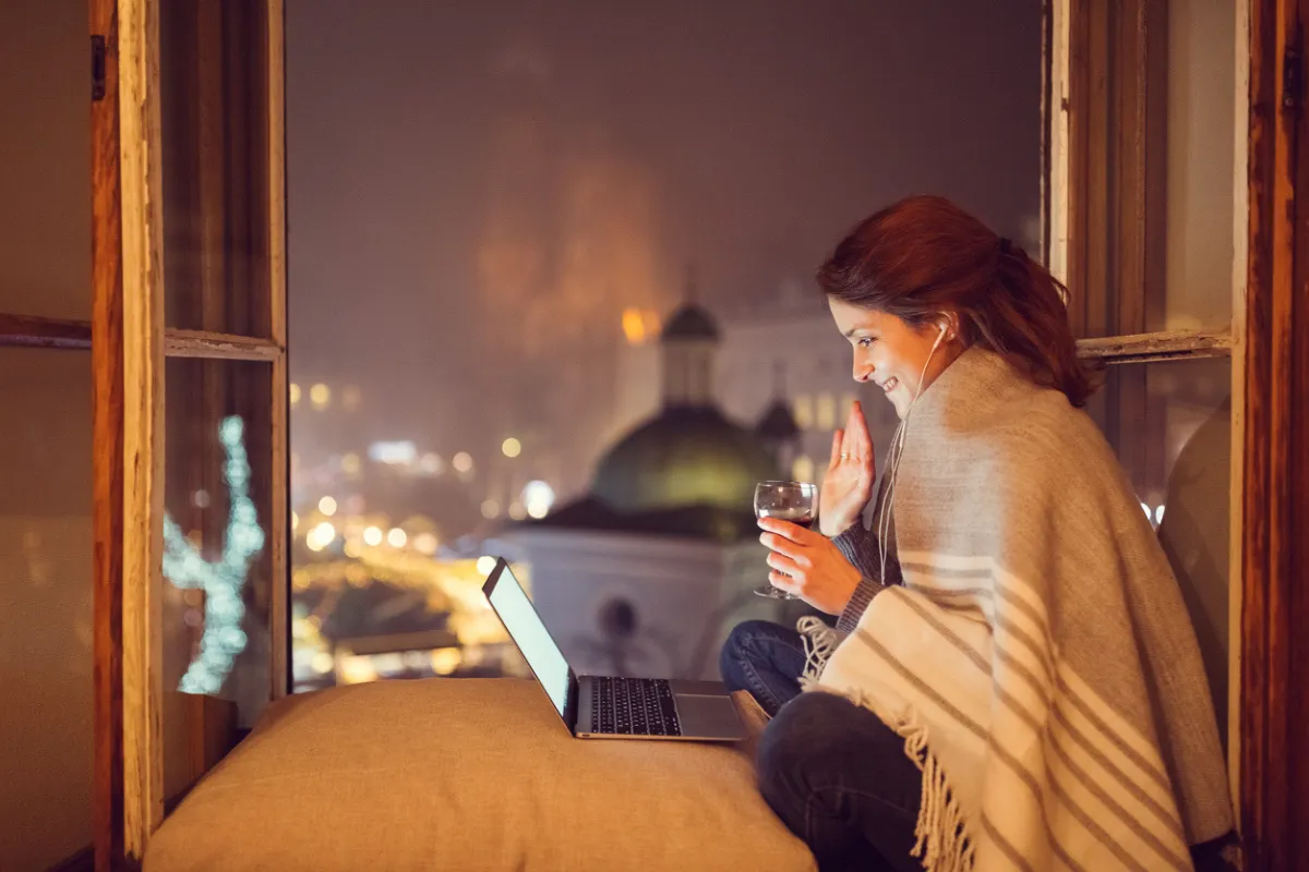 Mesafeler Engel Değil: Online Sevgililer Günü Randevu Fikirleri