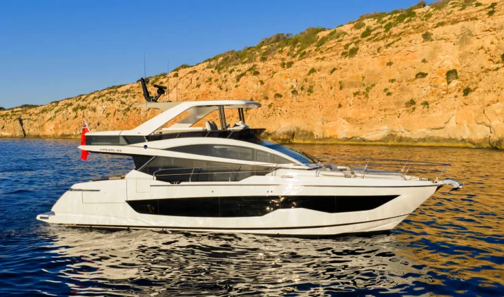 Pearl 63 İngiliz üretimi spor, flybridge yat, dış mekan tasarımı gündüz vakti, koya demirli