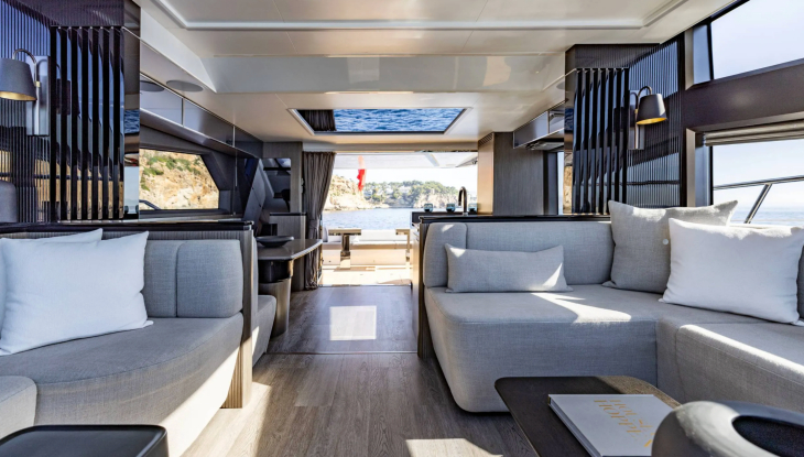 Pearl 63 İngiliz üretimi spor, flybridge yat lüks iç mekan tasarımı, yat mobilyası, salon, arka havuzluk