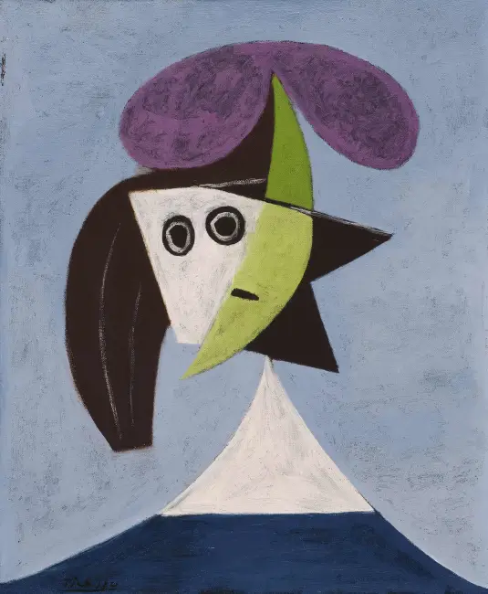 Pablo Picasso'nun 1935 tarihli Femme au Chapeau (Olga) tablosu, sanatçının hayatına giren kadınların sanatındaki dönemleri nasıl şekillendirdiğini gösteren güçlü bir örnek olarak, dağılan evliliğin acısını ve gerilimini yansıtan, parçalanmış ve hüzünlü hatlara sahip şapkalı bir Olga Khokhlova portresini sunar.