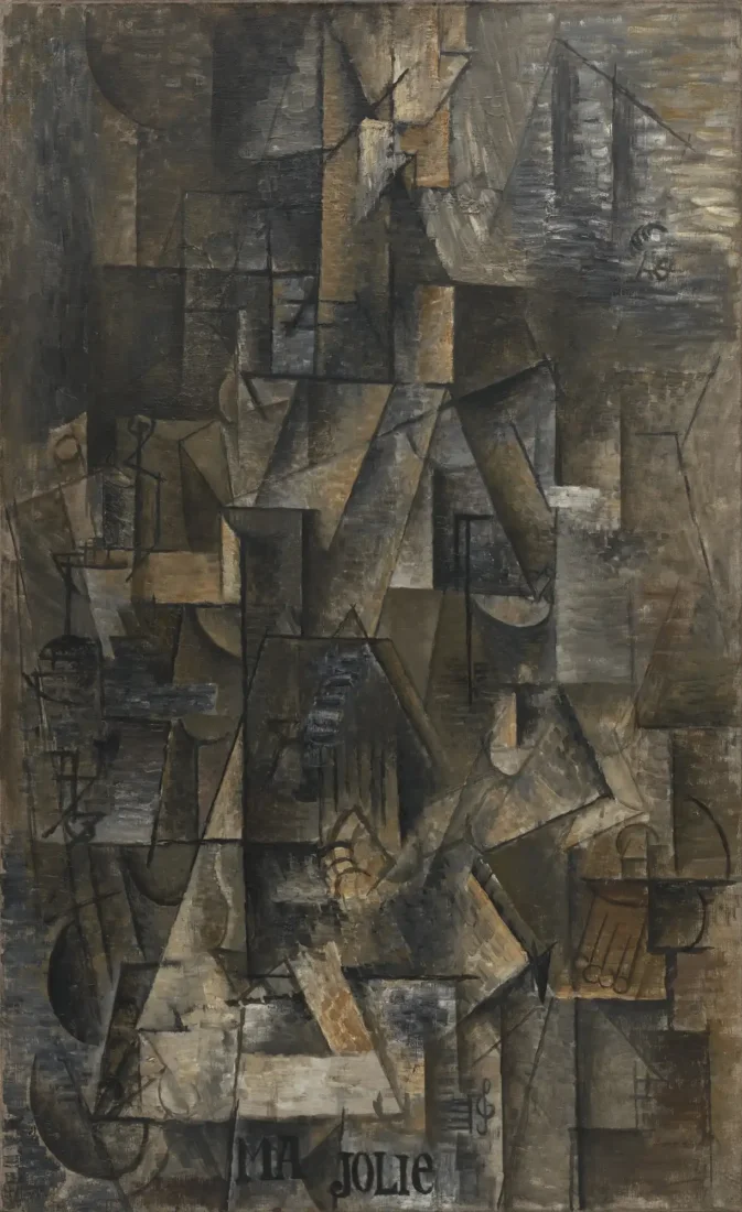Pablo Picasso'nun 1911-1912 yıllarına ait Ma Jolie başlıklı bu Kübist dönem eserinde, kahverengi ve gri tonlarındaki geometrik parçalanmalarla bir kadın figürü soyutlanmış, alt kısımda ise belirgin bir müzik aleti veya harf detayları seçilebiliyor.