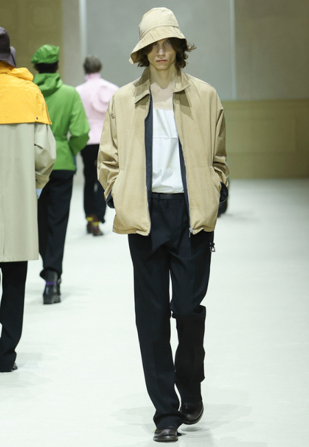 Prada 2026 sonbahar kış menswear bej bomber ceket, bucket şapka ve siyah pantolon ile rahat şehir stili.