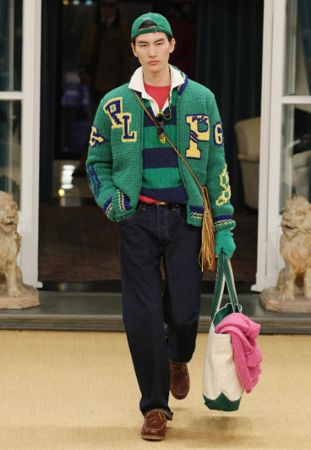 Ralph Lauren 2026 erkek koleksiyonu yeşil logolu triko hırka, polo yaka katmanlı kombin ve şapkalı runway görünümü.