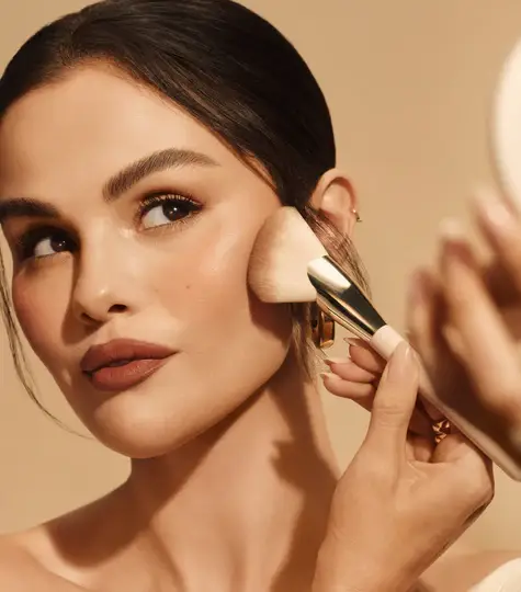 Selena Gomez kendi markası olan Rare Beauty için poz veriyor.