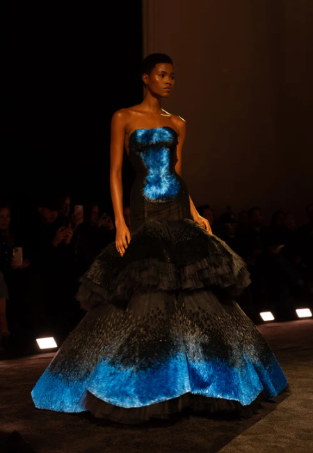 Schiaparelli 2026 haute couture defilesi, mavi ve siyah degrade katmanlı straplez gece elbisesi.