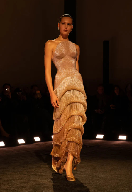 Schiaparelli 2026 couture koleksiyonu, altın tonlarda katmanlı ve vücuda oturan gece elbisesi.
