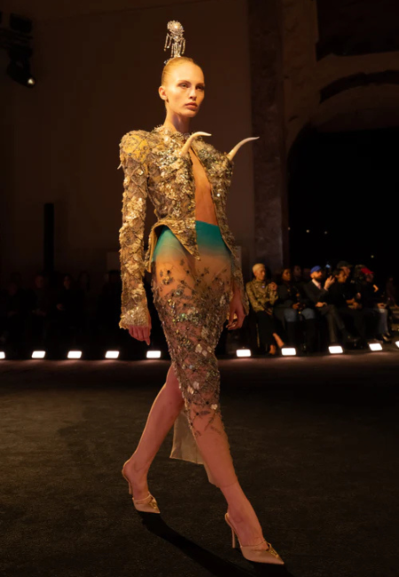 Schiaparelli 2026 haute couture defilesi, heykelsi altın işlemeli couture elbise.