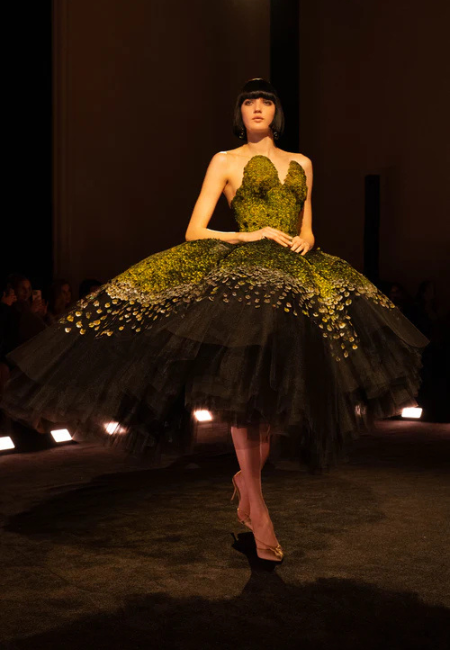 Schiaparelli 2026 couture koleksiyonu, yeşil işlemeli kabarık etekli dramatik gece elbisesi.