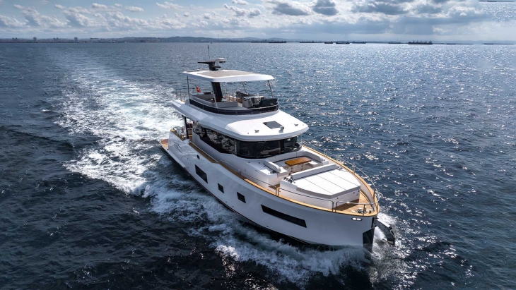 Sirena 60 Türk yapımı flybridge lüks yat modeli, açık denizde gündüz vakti seyir yapıyor