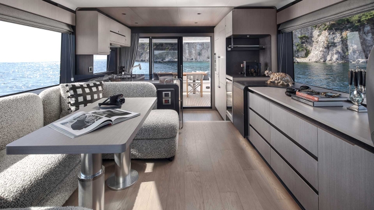 Sirena 60 Türk yapımı flybridge lüks yat modeli, gri kumaş ve ahşap detaylı lüks iç mekan