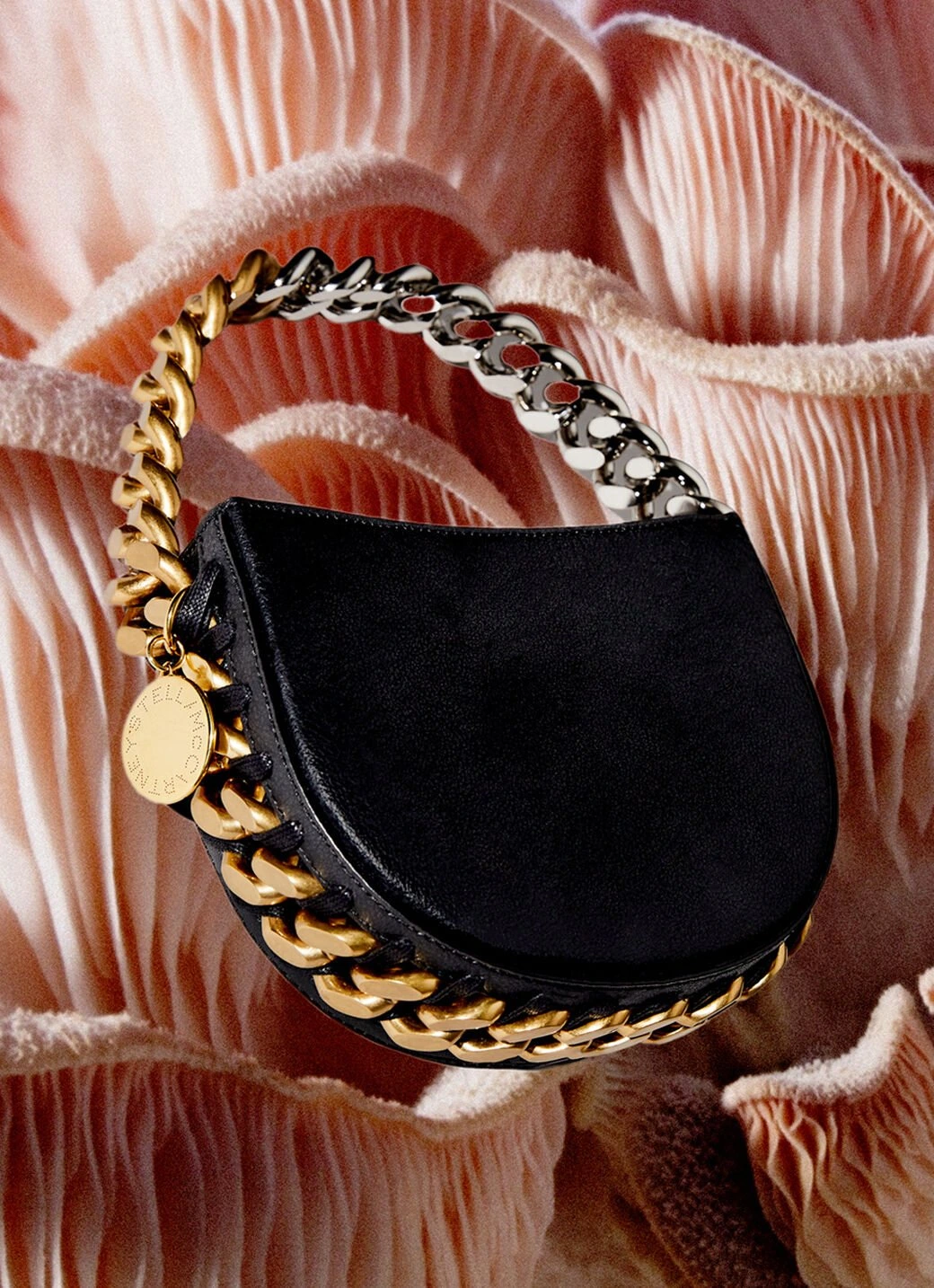 Stella McCartney Falabella çanta; mantar bazlı Mylo™ deri alternatifi, zincir detay ve sürdürülebilir lüks tasarım anlayışı.