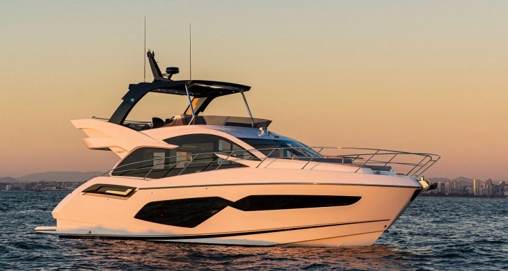 Sunseeker Manhattan 56 spor lüks yat modeli, günbatımı manzarası