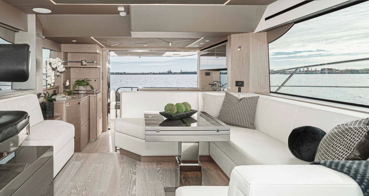 Sunseeker Manhattan 56 spor lüks yat modeli açık tonlara sahip minimalist ve lüks iç mekan tasarımı, flybridge yat, mutfak, salon 