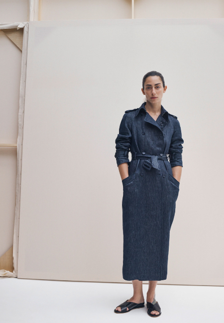 Gabriela Hearst koleksiyonundan koyu denim elbise; minimal tasarım, fonksiyonel kesim ve sürdürülebilir moda anlayışı.