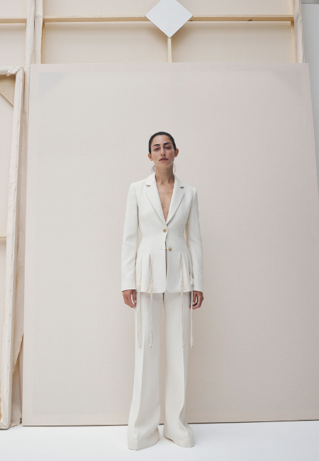 Gabriela Hearst sürdürülebilir moda koleksiyonunda beyaz takımla sade, güçlü ve zamansız bir modern tailoring yorumu.