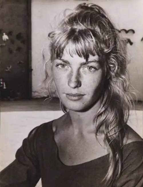 Sylvette David'in 1954 yılında Vallauris'te çekilen bu portre fotoğrafı, genç kadının dönemin moda anlayışını yansıtan sade giyimi, hafifçe yana eğik başı ve izleyiciye dönük derin, düşünceli bakışıyla dikkat çeken bir yakın çekim sunuyor.