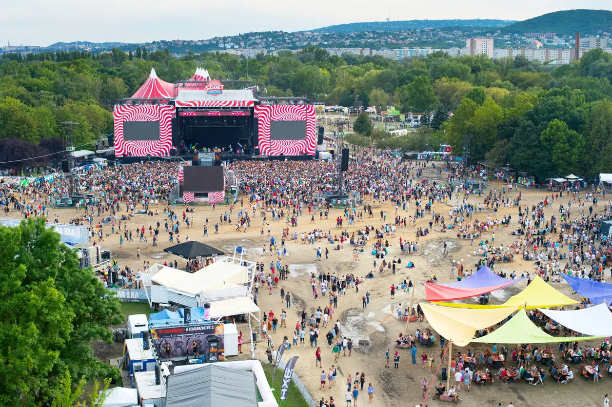 Macaristan Budapeşte’de Sziget Müzik Festivali ana sahnesi önünde toplanan ziyaretçiler