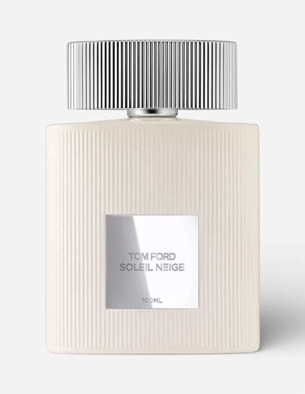 Marka Adı: Tom Ford
Ürün Cinsiyeti: Unisex
Ürün Tipi: Parfüm
Ürün Sezonsallığı: Kış
Ürün Çeşidi: Parfüm Şişesi

Ürün Özellikleri: Krem rengi, opak camdan üretilmiş dikdörtgen şişe, tüm yüzeyini saran dikey yivli dokusuyla zarif bir görünüm sunar. Ön yüzünde gümüş renkli, minimalist bir etiket üzerinde TOM FORD SOLEIL NEIGE ürün adı ve 100ML hacim bilgisi yer almaktadır. Şişeyi tamamlayan silindirik, parlak gümüş renkli kapak da şişenin genel dokusuyla uyumlu, dikey yivli bir tasarıma sahiptir. Bu minimalist ve lüks tasarım, ürünün sofistike karakterini vurgular.

Öne Çıkan Detaylar:
- Dikey yivli şişe ve kapak tasarımı
- Krem rengi opak cam şişe
- Gümüş renkli minimalist etiket ve kapak

Kimler Kullanıyor?: Minimalist ve sofistike bir estetiği benimseyen, doğal güzelliğin ve zarif duruşun gücüne inanan kişiler bu parfümü tercih edebilir. Kendi imza kokusunu yaratmayı seven, tenle bütünleşen, temiz ve pudramsı notaların verdiği sakin ve lüks hissi arayanlar için idealdir. Parfümün kendisiyle değil, bıraktığı duygu ve anılarla öne çıkmasını isteyen herkesin stilini tamamlayacaktır.
