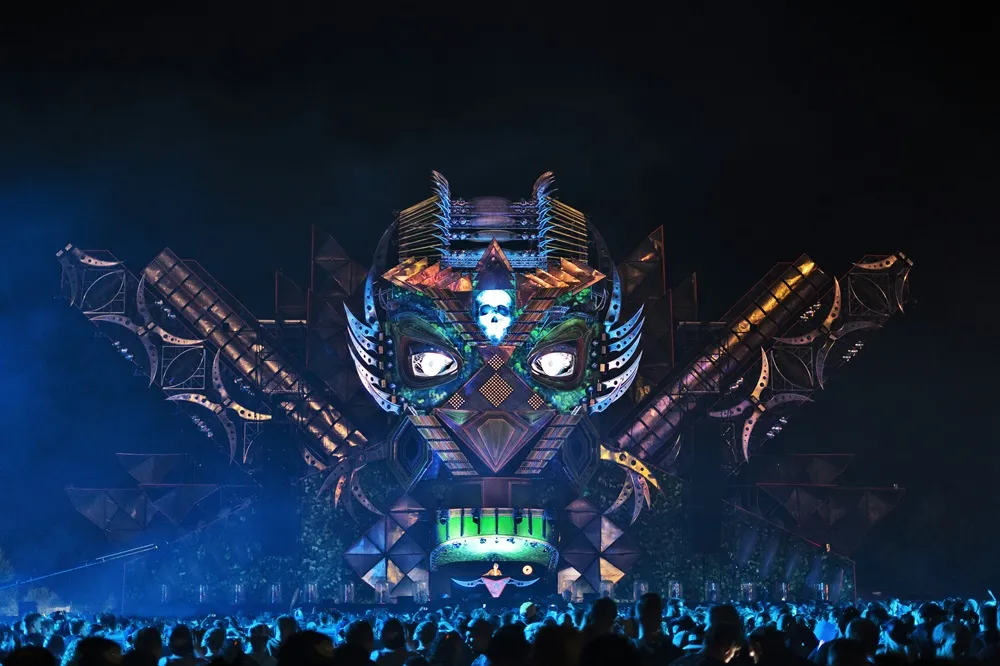 Tomorrowland festivalinde Q-dance Final Mission sahnesi ve Atmozfears performansı