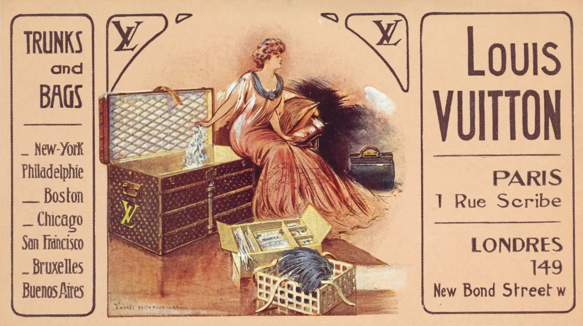 Bu yaklaşık 1907 tarihli Louis Vuitton reklam illüstrasyonunda, elegan bir kadın Monogram desenli açık bir sandığın yanında otururken, markanın Trunks and Bags vurgusu ve 130 yıllık hikâyesinin temelini oluşturan seyahat mirası gözler önüne seriliyor.