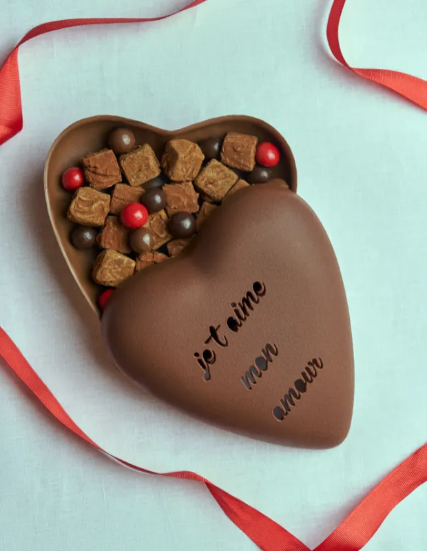 Vakko Çikolata imzalı, kalp şeklinde ‘je t’aime mon amour’ yazılı butik çikolata kutusu.