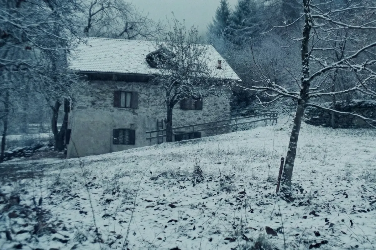 Venedik Film Festivali Büyük Jüri Ödülü kazanan İtalyan filmi Vermiglio’dan bir sahne; İkinci Dünya Savaşı’nın son günlerinde geçen, karlı dağ köyünde geçen hikâyeyi yansıtan dış mekân görüntüsü
