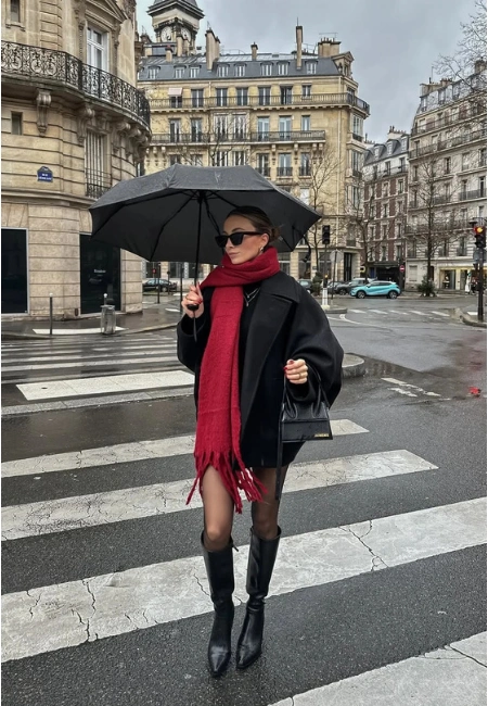 Oversize siyah blazer, mini etek ve kahve aksesuarıyla şehirde yağmurlu gün stili kombin önerisi.