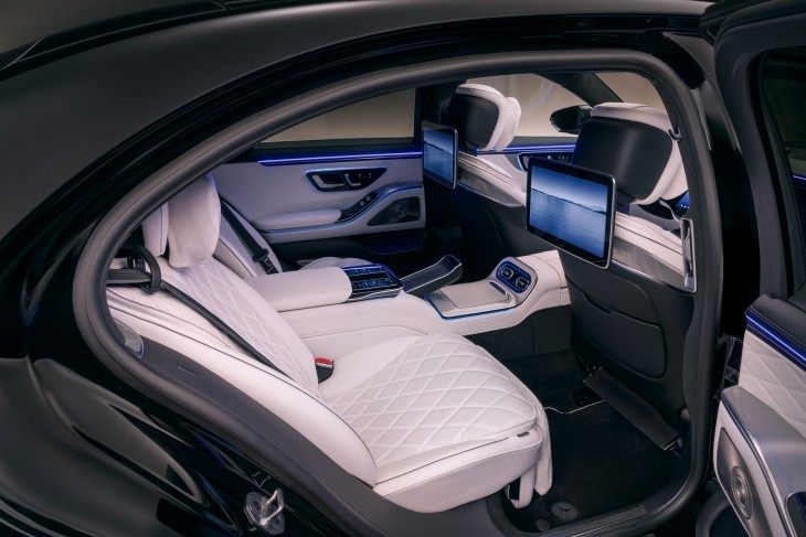 yeni makyajlı Mercedes-Benz S Serisi arka makam koltuklar, MANUFAKTUR paket beyaz deri döşemeler, MBUX eğlence sistemi
