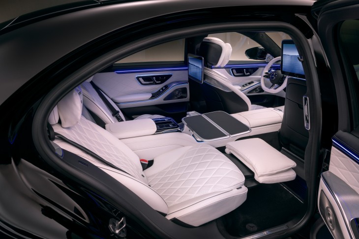 yeni makyajlı Mercedes-Benz S Serisi arka makam koltuklar, MANUFAKTUR paket beyaz deri döşemeler, MBUX eğlence sistemi, yatak koltuk, katlanır masa
