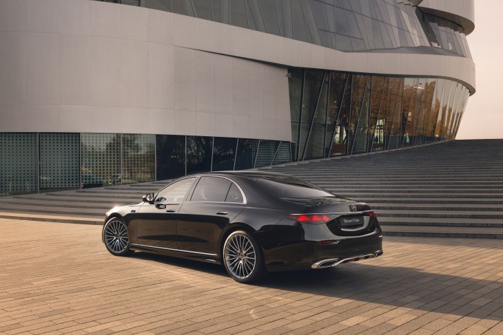 yeni makyajlı Mercedes-Benz S Serisi siyah renk, dış tasarım, yıldız logolu stop lambaları