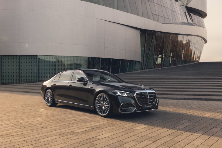 yeni makyajlı Mercedes-Benz S Serisi siyah renk, dış tasarım, AMG paket, yıldız logolu Digital Light LED farlar