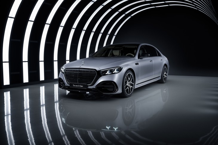 yeni makyajlı Mercedes-Benz S Serisi, AMG gece paketi, yıldız logolu Digital Light LED farlar, stüdyo ortamı