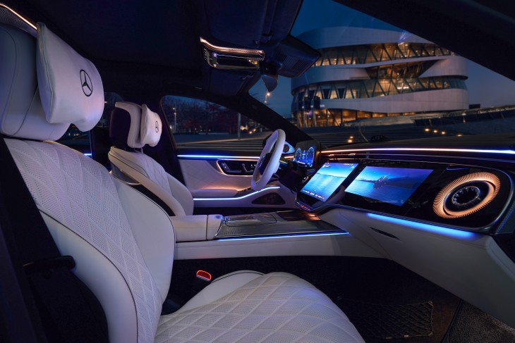 yeni makyajlı Mercedes-Benz S Serisi iç mekan, beyaz deri döşemeler, MANUFAKTUR paket, mb.os işletim sistemi, ambiyans aydınlatmalar
