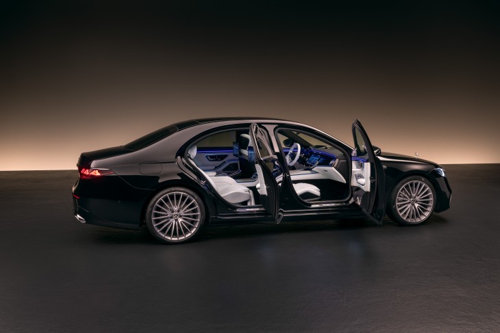 yeni makyajlı Mercedes-Benz S Serisi siyah dış renk beyaz deri iç döşemeler yan profil görüntüsü, makam koltuklar, mb.os işletim sistemi, mbux eğlence sistemi