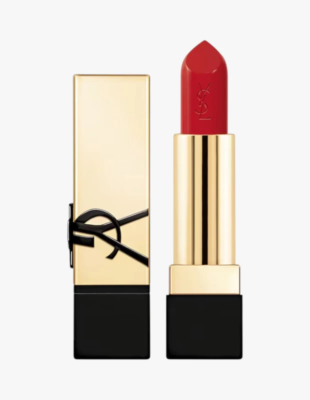 Beyaz arka planda dikey konumda duran, YSL logosu işlenmiş parlak kırmızı ruj ucu gözüken, altın ve siyah renkteki şık Rouge Pur Couture rujun kapağı, rujun hemen solunda zarifçe yer alıyor.