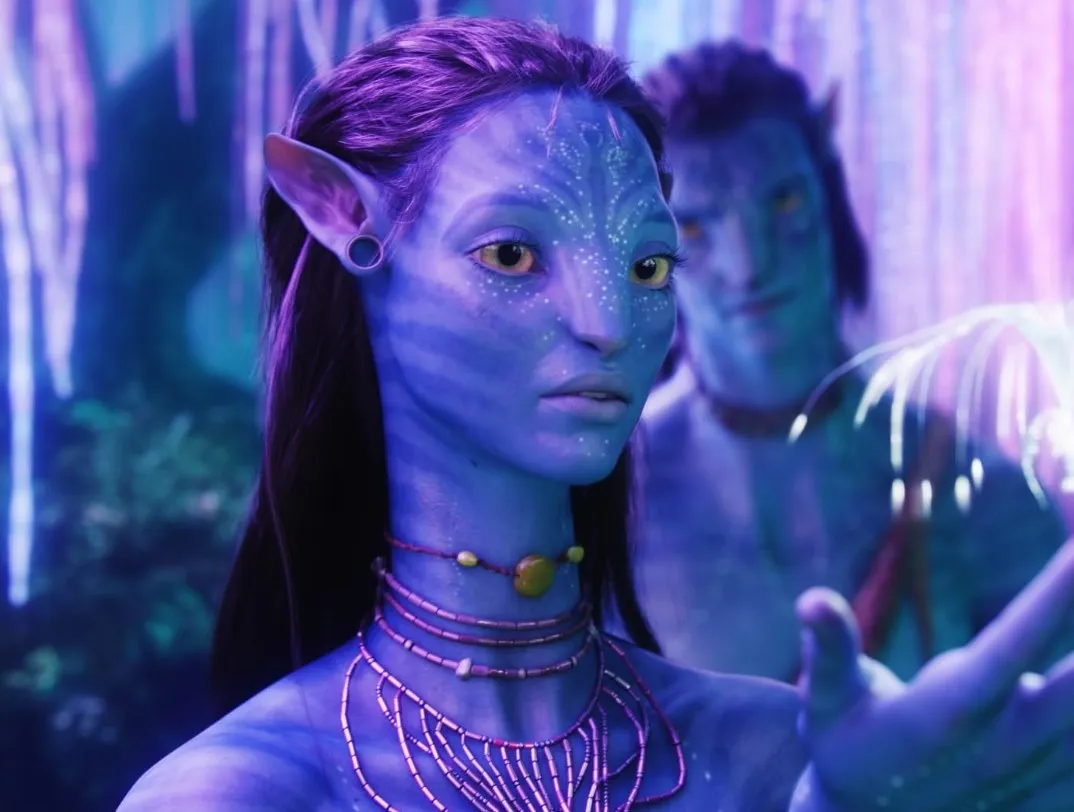 Pandora’nın biyolüminesan ormanında geçen sahnede, Neytiri karakterinin yüzüne odaklanan ve elini uzattığı anı gösteren, Avatar filminden ikonik ve duygusal bir kare.